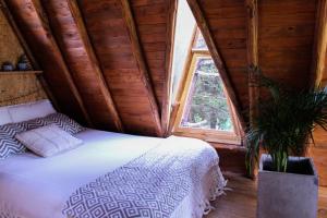 Rúm í herbergi á Glamping con jacuzzi cerca a Medellin