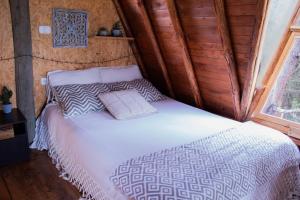 Rúm í herbergi á Glamping con jacuzzi cerca a Medellin