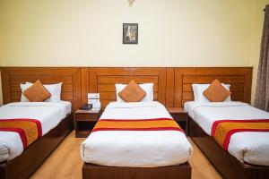 Letto o letti in una camera di Hotel Crown Himalayas
