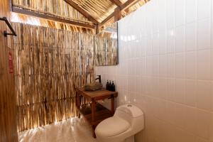 bagno con servizi igienici e soffitto in legno di CasaSolea a Mayapo