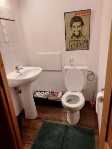 La salle de bains est pourvue de toilettes blanches et d'un lavabo. dans l'établissement Superbe appartement en résidence avec parking free 2, à Huy