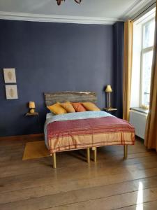 - une chambre dotée d'un lit avec un mur bleu dans l'établissement Superbe appartement en résidence avec parking free 2, à Huy