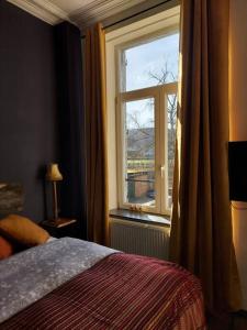 - une chambre avec un lit et une fenêtre dans l'établissement Superbe appartement en résidence avec parking free 2, à Huy