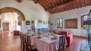 uma sala de jantar com uma mesa com copos de vinho em Mulinaccio di Badia em Gaiole in Chianti