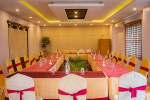 ein großer Tagungsraum mit einem langen Tisch und Stühlen in der Unterkunft Hotel Crown Himalayas in Pokhara