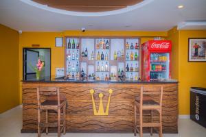 Salone o bar di Hotel Crown Himalayas
