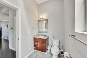 Ένα μπάνιο στο West Oakland 3br2ba Top Floor Flat Ideal For Bus +28 φωτογραφίες