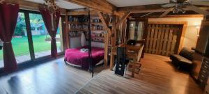 een slaapkamer met een bed en een bureau in een kamer bij Ferienhaus Feuer Wasser Luft Erde in Dobbrikow