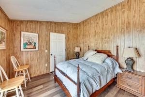 1 dormitorio con 1 cama, mesa y sillas en Scenic Perris Rental Home about 9 Mi to Lake Elsinore!, en Perris