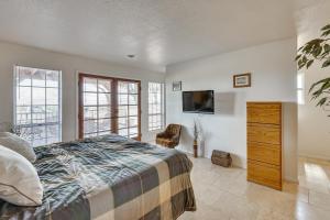 1 dormitorio con 1 cama y TV de pantalla plana en Spacious Perris Rental Home about 7 Mi to Canyon Lake!, en Perris
