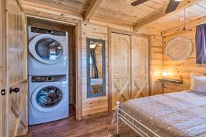 a bedroom with a washing machine and a washer and dryer at Mammoth Cave Cabin Rentals 4 in Cub Run
