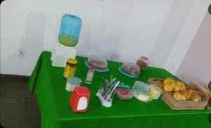 zielony stół z zielonym stołem z jedzeniem w obiekcie Hotel Estação Norte - Fácil acesso ao Imbel e o distrito industrial e colégio Militar - By Up Hotel w mieście Juiz de Fora