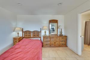 1 dormitorio con cama, tocador y espejo en California Countryside Retreat with Mountain Views, en Perris
