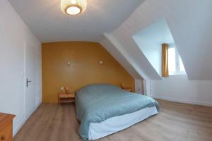 um quarto com uma cama num sótão em Maison bretonne em Plourhan