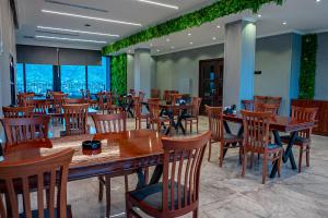 代胡克Sofia Hotel的有木桌椅和窗户的餐厅