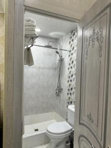 uma pequena casa de banho com WC e chuveiro em SEMURG HOTEL em Tashkent