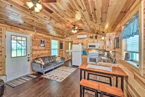 Kuchyň nebo kuchyňský kout v ubytování Mammoth Cave Cabin Rentals 2