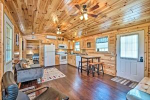 Kuchyň nebo kuchyňský kout v ubytování Mammoth Cave Cabin Rentals 2