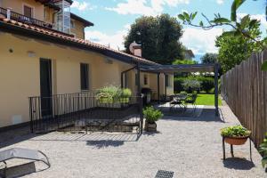 un patio con una casa y una valla en Villa Carmen en Arco