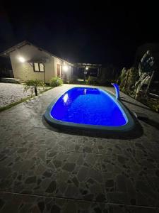 una gran piscina azul en un patio por la noche en Barra Grande en Barra Grande