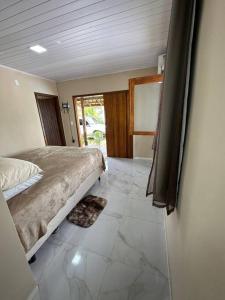1 dormitorio con 1 cama y suelo de baldosa en Barra Grande en Barra Grande