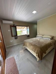 Un dormitorio con una cama grande y una ventana en Barra Grande en Barra Grande