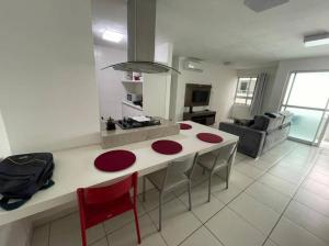 cocina y sala de estar con mesa y sillas en Apto 200m mar de Cabo Branco, en João Pessoa