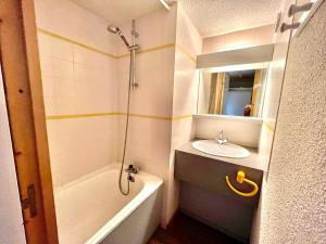 uma pequena casa de banho com um lavatório e um chuveiro em VAUJANYLOCATIONS - LA FARE 30 em Vaujany