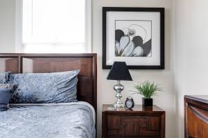 Katil atau katil-katil dalam bilik di Modern, Convenient Gem: Urban Retreat 'n Richmond
