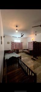 - une chambre avec 2 lits et un escalier dans l'établissement Maydale homes, à Kottayam