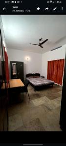 - une chambre avec un lit et une table dans l'établissement Maydale homes, à Kottayam