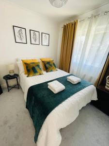 1 dormitorio con 1 cama grande y 2 toallas. en Simple Stay-Double Room Escape with Modern Luxury, en Portchester