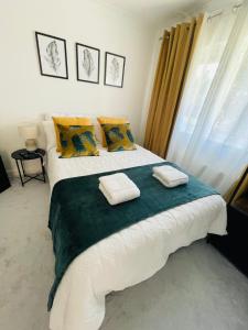 1 dormitorio con 1 cama grande y 2 toallas. en Simple Stay-Double Room Escape with Modern Luxury, en Portchester