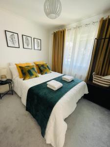- une chambre avec un grand lit et 2 serviettes dans l'établissement Simple Stay-Double Room Escape with Modern Luxury, à Portchester