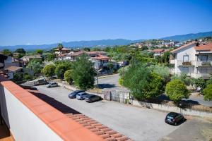 Vista ariale di una città con auto parcheggiate in un parcheggio di Venere apartement house a Montalto Uffugo