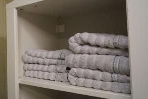 Un paquet de serviettes est empilé sur une étagère dans l'établissement Koselig leilighet i Langevåg, à Holen