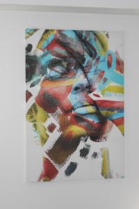 ein Gemälde einer Frau. in der Unterkunft Otopeni Suites by CityBookings in Otopeni