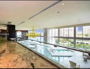 un gran vestíbulo con suelo de cristal y lámpara de araña en Gorgeous Bay & City view condo in Brickell with Free SPA, en Miami