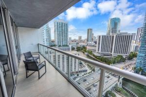 balcón con 2 sillas y vistas a la ciudad en Gorgeous Bay & City view condo in Brickell with Free SPA, en Miami