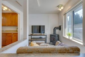 Μια τηλεόραση ή/και κέντρο ψυχαγωγίας στο Bright and Airy Seattle Abode Less Than 9 Mi to Space Needle