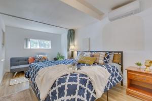 Ένα ή περισσότερα κρεβάτια σε δωμάτιο στο Bright and Airy Seattle Abode Less Than 9 Mi to Space Needle