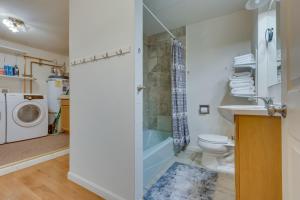 Ένα μπάνιο στο Bright and Airy Seattle Abode Less Than 9 Mi to Space Needle +18 φωτογραφίες