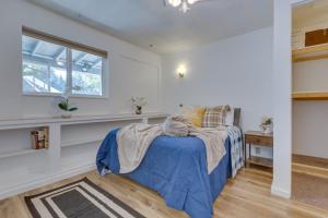 Ένα ή περισσότερα κρεβάτια σε δωμάτιο στο Bright and Airy Seattle Abode Less Than 9 Mi to Space Needle