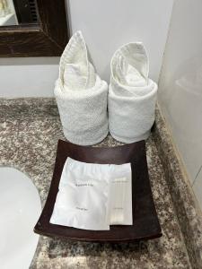 un par de zapatos blancos sentados en una mesa en Grand Phranakhon Hotel, en Phra Nakhon Si Ayutthaya