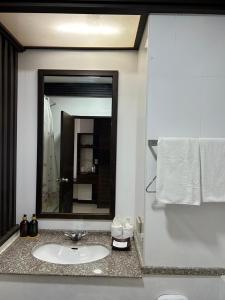 プラナコーン・シー・アユタヤにあるGrand Phranakhon Hotelのバスルーム(洗面台、鏡付)
