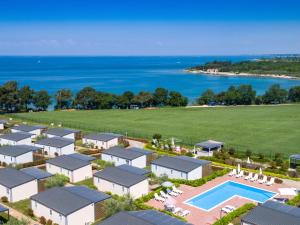 - une vue aérienne sur un complexe avec une piscine et l'océan dans l'établissement Modern chalet with 2 bathrooms and a veranda 16km from Umag, à Novigrad