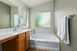Serenity Haven with Private Pool in Gilbert 욕실