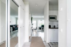cocina y sala de estar con paredes blancas en Vitosjussi, en Hämeenlinna 42 fotos más