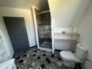 Bresles的住宿－Le château d’eau，一间带卫生间和冰箱的小浴室