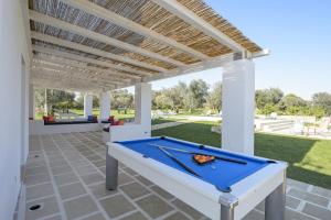 ein Billardtisch auf einer Terrasse mit einer hölzernen Pergola in der Unterkunft Villa Alice by Villa Plus in San Michele Salentino